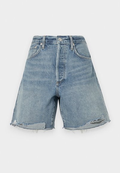 Calças de ganga curtas em azul claro, com cintura alta, bainha desfiada e um corte descontraído. Apresentam um fecho de botão e um design clássico de cinco bolsos.