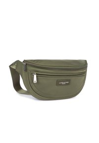 Borsa a vita verde oliva con due scomparti con zip e tracolla regolabile, marchiata Lancaster Paris sulla tasca frontale.