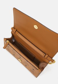 Braune Lederbörse mit einem goldenen Druckknopfverschluss, innenliegendem Reißverschlussfach, Kartensteckplätzen und einer strukturierten Außenseite mit gedruckten Mustern.