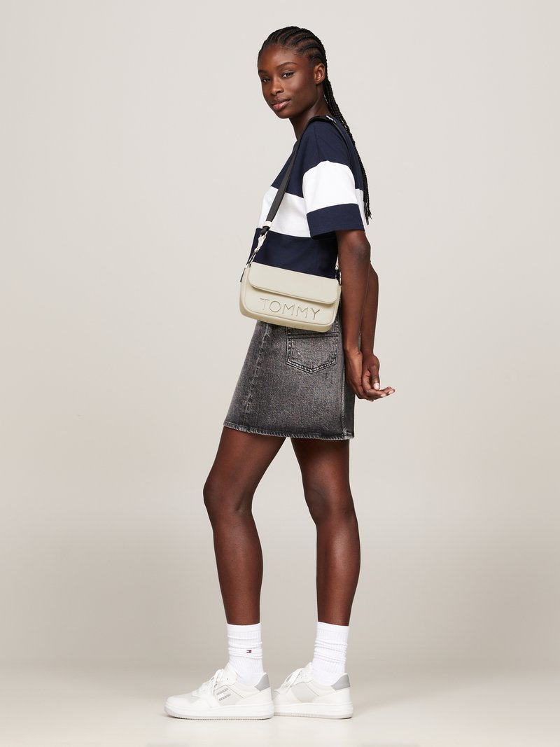 Tommy Jeans BOLD ELONGATED FLAP CROSS - Bandolera - newsprint