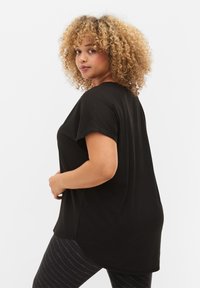 Active by Zizzi SHORT SLEEVE SPORT WITH V-NECK - T-shirt - bas - black