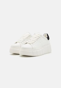 Tamaris Sportcipő - white/black