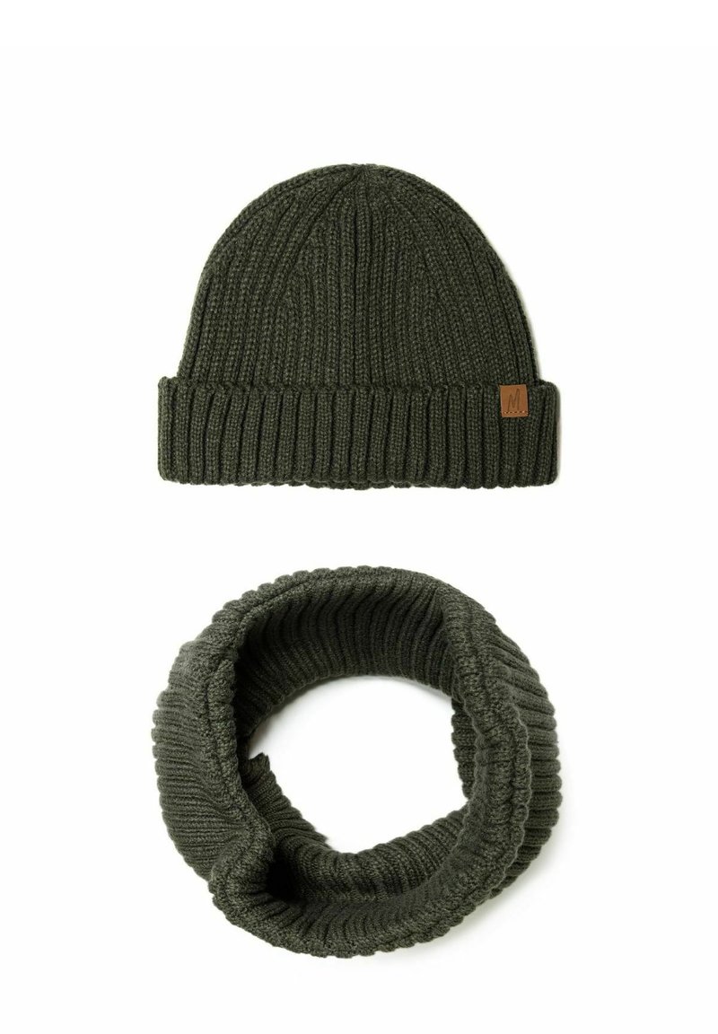 Beanie lavorato a maglia verde oliva con un design a coste e una piccola etichetta marrone, abbinato a un collo infinito a coste dello stesso colore.