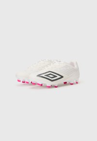 Botas de fútbol blancas con una parte superior texturizada, logo negro y acentos en rosa brillante en las cleats. Diseño ligero para un rendimiento mejorado.