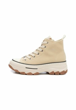 Zapatillas altas beige con parte superior de lienzo texturizado, puntera de goma y suela blanca gruesa con una banda marrón. Incluye cordones y tirador.