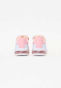 Ténis cor-de-rosa e azul claro com um cabedal texturizado, solas almofadadas e uma câmara de ar transparente no calcanhar.