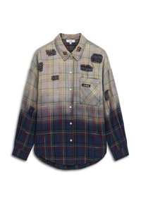 Geruite shirt met een verloop van lichtbeige naar donker marineblauw, met versleten patches en een borstzakje met het label "re-form." Lange mouwen, met knopen.