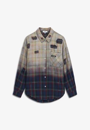 Chemise à carreaux dégradée allant du beige clair au bleu marine foncé, avec des patchs usés et une poche poitrine étiquetée "re-form." Manches longues, boutonnées.