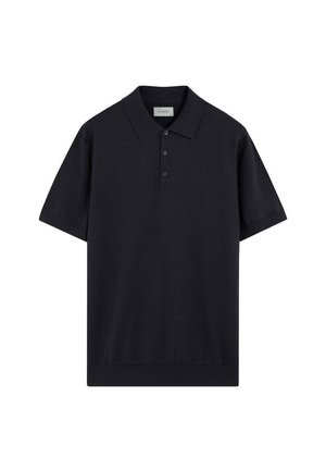 Camiseta polo negra de manga corta con cuello y tres botones, mostrada extendida sobre un fondo blanco.