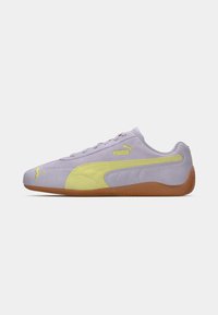 Puma sneakers in light purple suede with yellow accents, featuring a rubber sole and textured side detailing. Laces included.