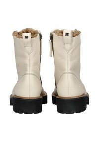 Botas de cuero blanco con un forro de piel de peluche, cierre de cremallera y una suela de goma negra resistente. La parte trasera presenta un logo y un lazo para facilitar su uso.