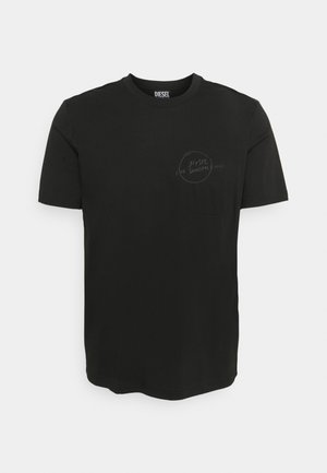 T-shirt en coton noir à manches courtes, col rond, avec une poche poitrine. Présente un logo imprimé discret sur la poche.