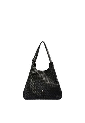 Bolso de cuero negro con patrón tejido, una sola correa para el hombro y un pequeño detalle metálico de calavera en el centro delantero.