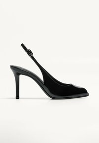 Fekete lakkbőr slingback körömcipő nyitott orral, 8 cm magas stiletto sarkal, állítható pánttal és csattal. Simaság és fényes felület jellemzi.