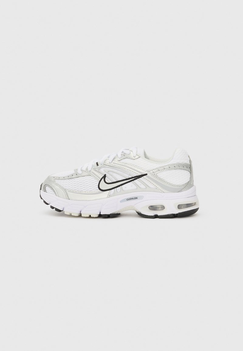 Chaussure de running Nike blanche et argent avec logo swoosh noir, semelle amortie et tige en mesh et synthétique, vue de profil droit sur fond uni.