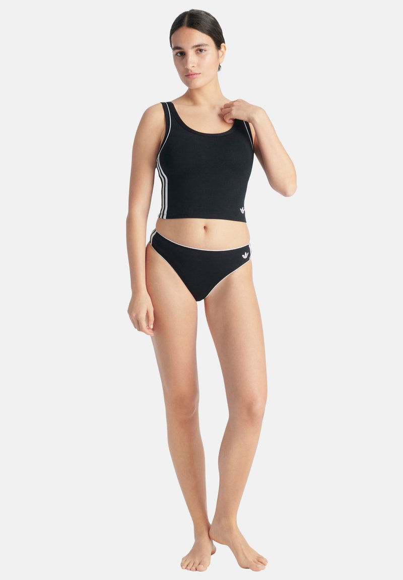 Czarny sportowy top crop z białymi paskami po bokach oraz pasującymi majtkami bikini. Oba elementy mają mały akcent z logo z przodu.