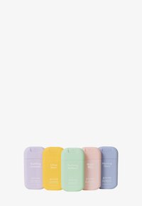 Cinque contenitori per disinfettante per le mani: lavanda, giallo, verde, rosa e blu. Ognuno ha una forma arrotondata e un coperchio a flip-top con testo bianco.