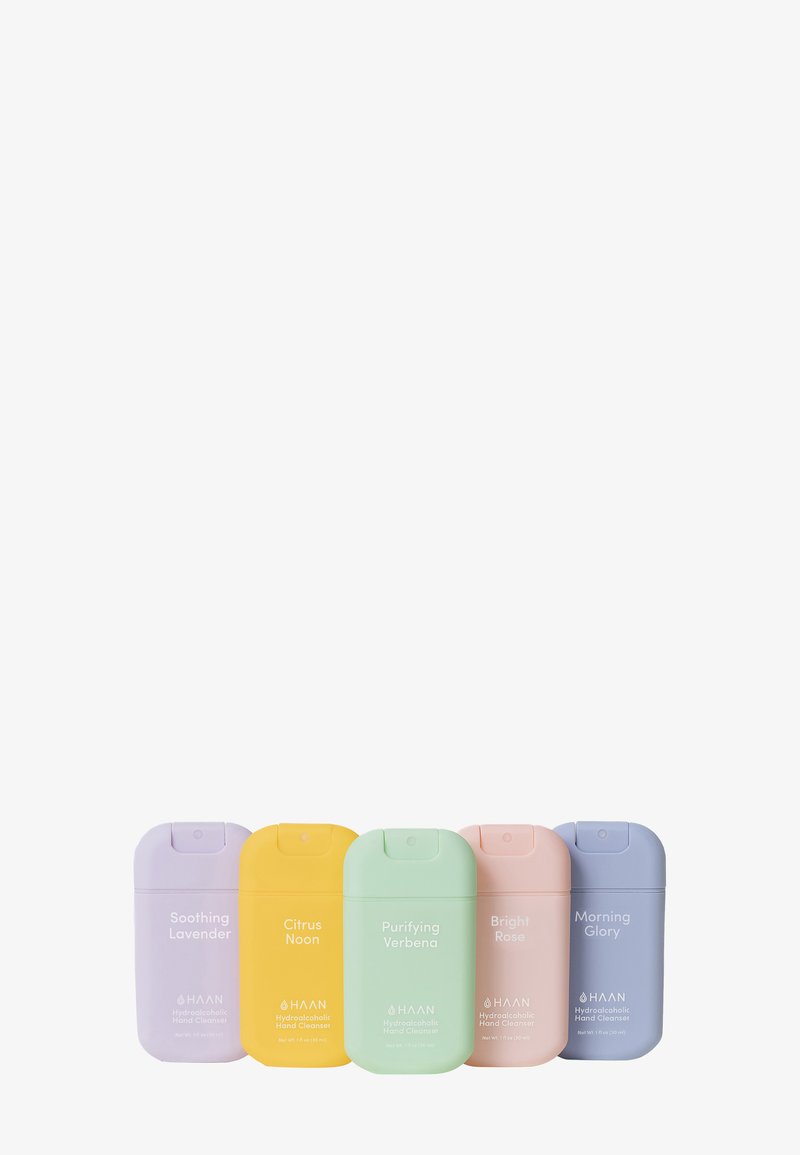 Cinque contenitori per disinfettante per le mani: lavanda, giallo, verde, rosa e blu. Ognuno ha una forma arrotondata e un coperchio a flip-top con testo bianco.