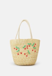 Borsa a spalla intrecciata in paglia con due manici, decorata con bacche rosse ricamate e foglie verdi sul davanti.