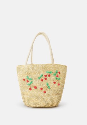 Torbka z plecionego słomy z dwoma uchwytami, ozdobiona haftowanymi czerwonymi jagodami i zielonymi liśćmi z przodu.