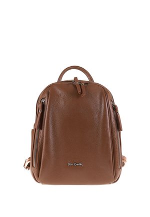 Zaino in pelle marrone con due tasche laterali verticali con zip, una maniglia superiore e un piccolo logo metallico al centro frontale.
