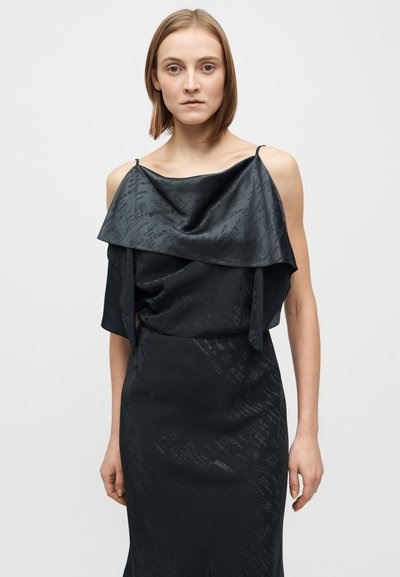 Μαύρο φόρεμα με επικάλυψη στην κορυφή με ελαφριά λάμψη, διακοσμημένο με λεπτά υφασμένα σχέδια. Σχεδίαση σε στενή γραμμή με ρυθμιζόμενες ράντες.