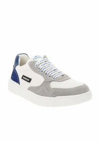 Baskets de sport blanches et grises avec des accents bleus. Comprend des matériaux en maille et en daim, un bout rond, une semelle blanche et des lacets bleus avec logo.