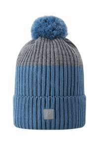 Niebieska i szara dziana czapka beanie z ribbowym wzorem, zwieńczona puszystym niebieskim pom-pomem. Posiada szary kwadratowy metek z logo "R".