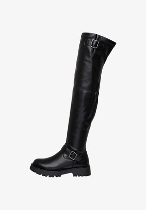 Bota de cuero negra hasta la rodilla con suela gruesa y dos hebillas de plata ajustables, una cerca del tobillo y otra en la parte superior del cañón.