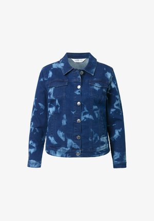 Denimjakke med et mørkeblåt tie-dye mønster, knaplukning foran, to brystlommer og lange ærmer. Glat tekstur og klassisk kravedesign.