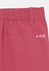 Shorts actifs en tissu rose clair avec une texture lisse, dotés d'une taille élastique et d'un logo "A.W.S. ACTIVE" blanc sur le côté.