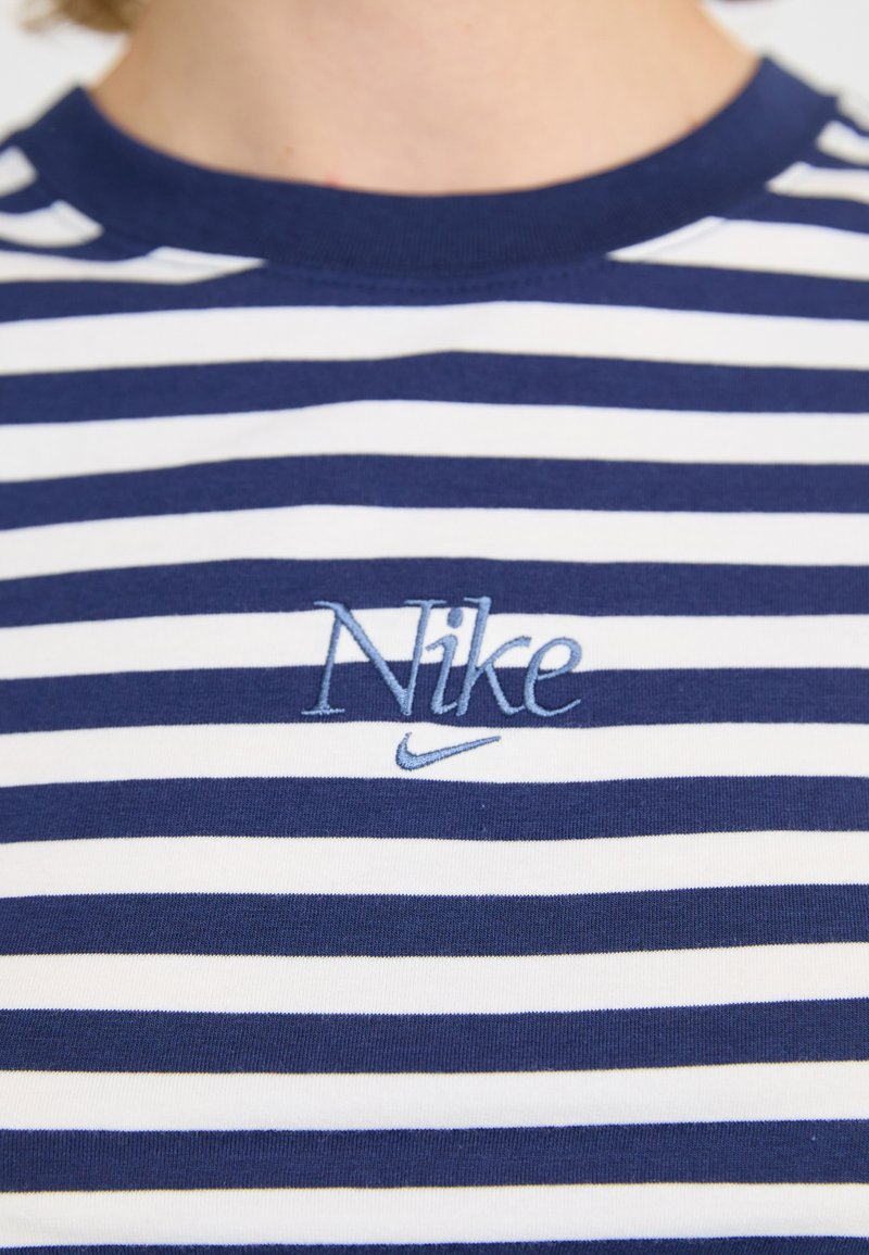 T-shirt a righe blu e bianche in cotone, con un logo Nike ricamato in blu sul petto e design a girocollo.