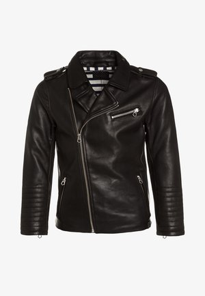 Giacca da moto in pelle nera con cerniere diagonali, accessori in argento, texture trapuntata sulle maniche e fodera a righe.