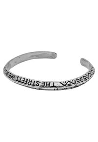 Metallarmband i form av en cuff med ingraverad text och geometriska mönster. Designen är elegant och har en polerad silverfärg.