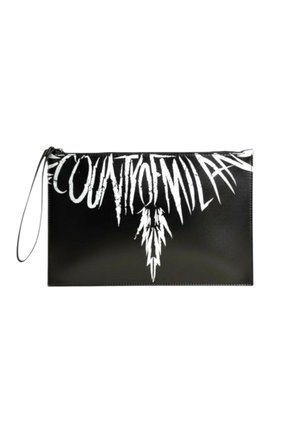 Clutch rettangolare nera con testo bianco frastagliato che recita "COUNT TO MILAN" e cinturino da polso su un lato.