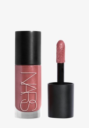 Röhre eines schimmernden rosa flüssigen Lippenstifts mit schwarzem Deckel und einem Applikatorstab, der mit der gleichen Farbe bedeckt ist, geöffnet und nebeneinander stehend.
