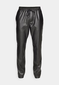 Schwarze Leder-Jogginghosen mit einem elastischen Bund und verstellbarem Kordelzug. Angenehme Textur mit schmal zulaufenden Beinen und gerippten Bündchen.