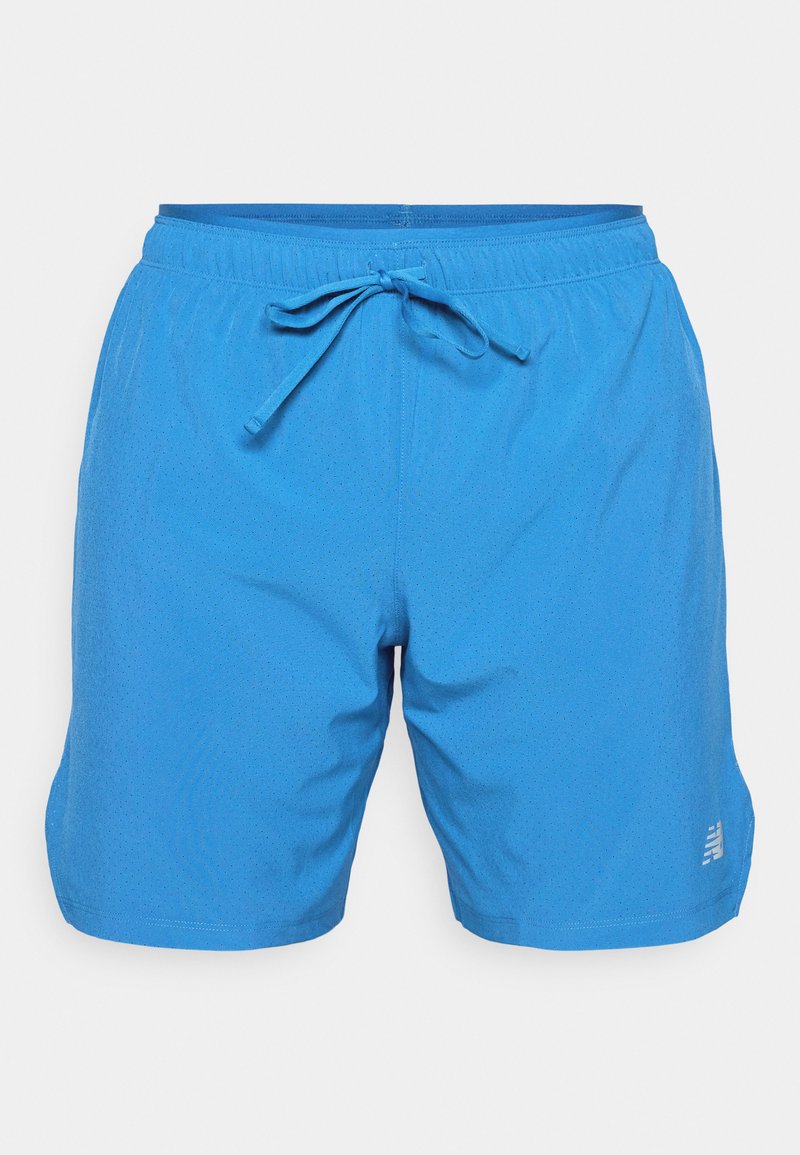 Blaue Badeshorts mit einem Kordelzugbund, hergestellt aus leichtem, perforiertem Material, mit seitlichen Nähten und einem kleinen Logo an der unteren Seite.