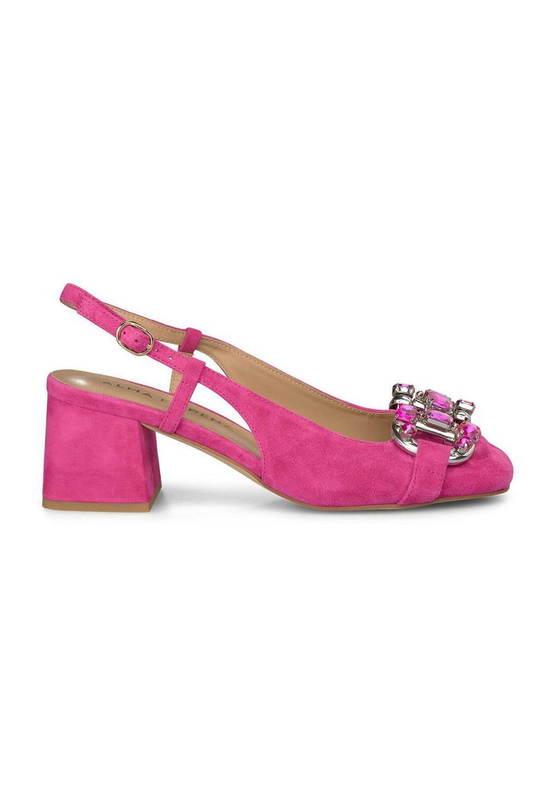 Tacchi slingback in suede rosa brillante, caratterizzati da un tacco a blocco e dettagli in metallo argentato decorativi con accenti rosa sulla punta.