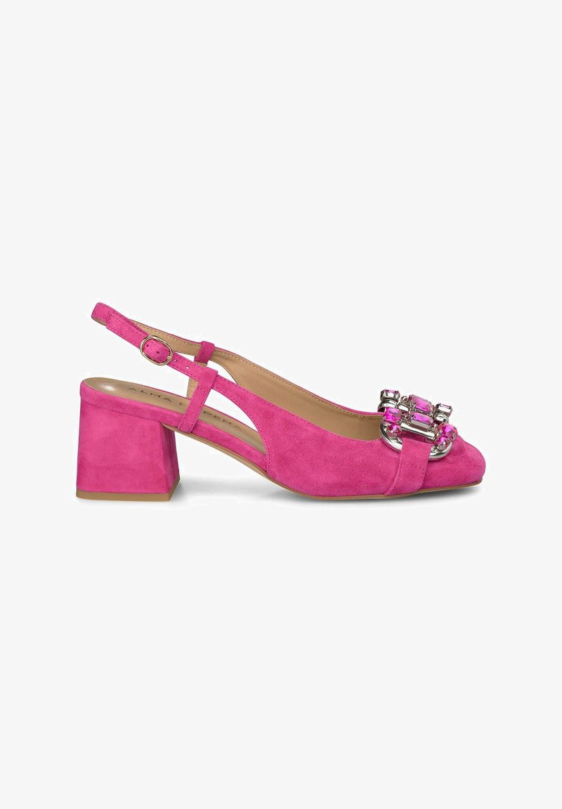 Tacchi slingback in suede rosa brillante, caratterizzati da un tacco a blocco e dettagli in metallo argentato decorativi con accenti rosa sulla punta.