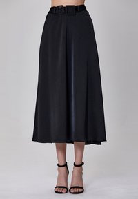 Jupe midi noire avec une texture lisse, un design pliss�é et une taille large dotée de deux ceintures pour un détail supplémentaire.