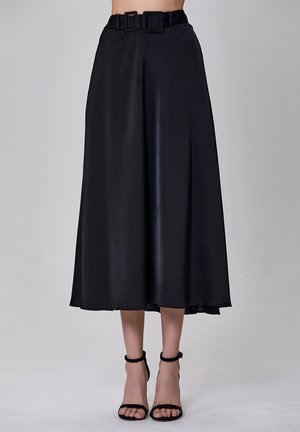 Jupe midi noire avec une texture lisse, un design plissé et une taille large dotée de deux ceintures pour un détail supplémentaire.
