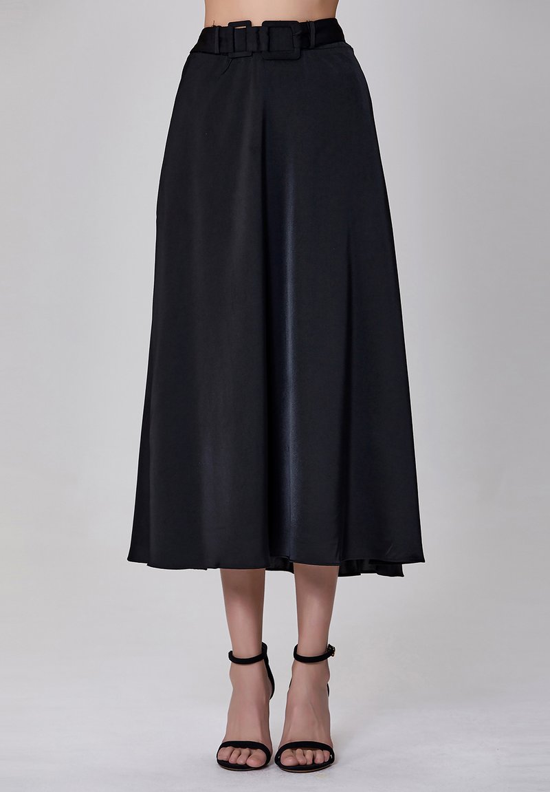 Jupe midi noire avec une texture lisse, un design plissé et une taille large dotée de deux ceintures pour un détail supplémentaire.