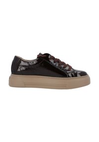 Baskets en cuir verni noir avec des lacets marron, bout arrondi et détails texturés ; dotées d'une épaisse semelle en caoutchouc beige.