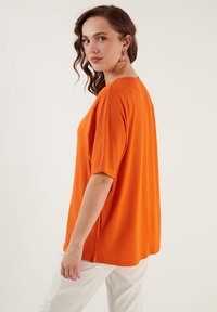 LELA LOOSE FIT - Jednoduché tričko - orange