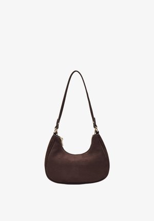 Sac à épaule en daim marron foncé avec une sangle unique et des détails de fermeture éclair dorée de chaque côté sur fond blanc.