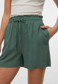 Vero Moda Shorts - laurel wreath