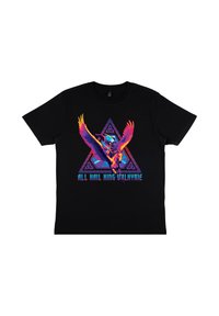 Sort t-shirt med et farverigt grafisk motiv af en vingefigur, der rider på en hest, indrammet af et trekantet design og teksten "ALLE HAIL KONG VALKYRIE."