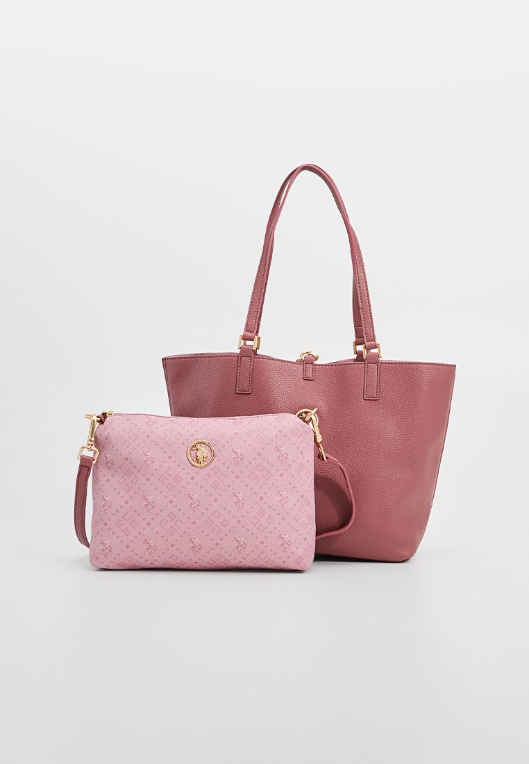 Deux sacs à main : un grand tote texturé bordeaux avec deux poignées et une petite sacoche rose à porter en travers avec un logo et un motif répétitif, tous deux zippés.