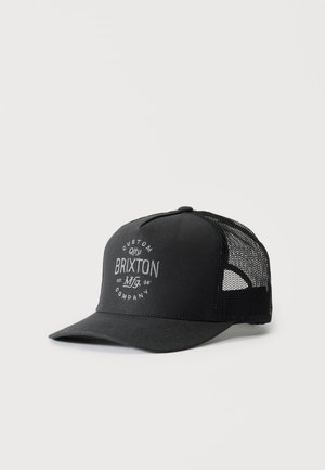 Czarna siateczkowa czapka trucker z zakrzywionym daszkiem, z białym logo i napisem "Brixton Company" na przednim panelu, przedstawiona na jednolitym tle.